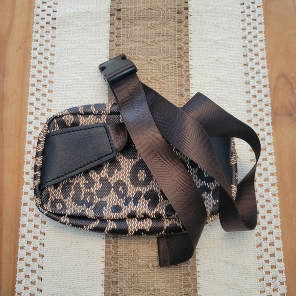 Amazon Brand Cheetha Belt Bag - Picture 10 of 10